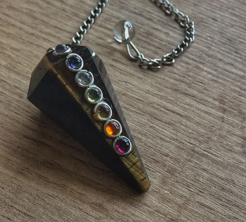 Ein Pendel beziert mit Mineralsteinen