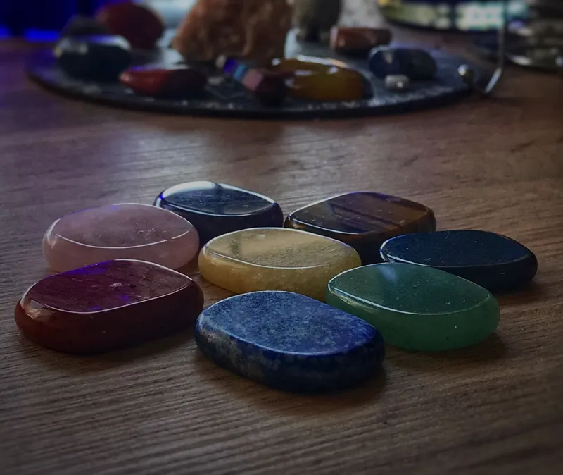 Farbige Steine auf einem Tisch.